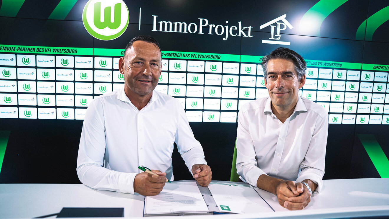 Die Geschäftsführer von immoprojek und dem VfL Wolfsburg unterzeichnen den Vertrag zur Verlängerung der Partnerschaft.