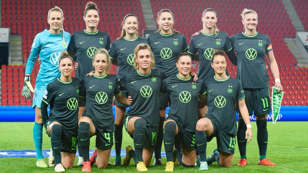 Die Frauenmannschaft des VfL-Wolfsburg bei einem Mannschaftsfoto bei der UWCL in Prag.