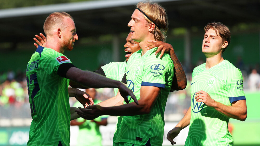 Der VfL Wolfsburg-Spieler Sebastiaan Bornauw jubelt nach einem Tor.