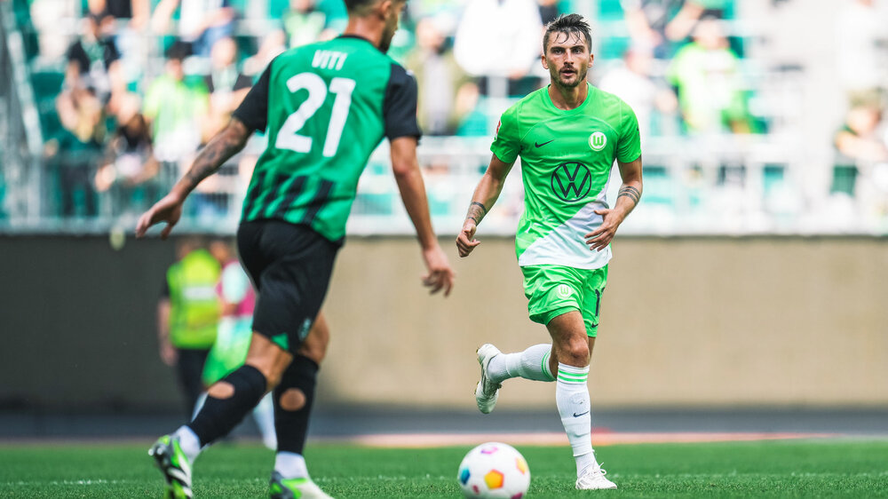 Der ehemalige VfL-Wolfsburg-Spieler Maximilian Philipp versucht den Ball in einem Spiel zu gewinnen.