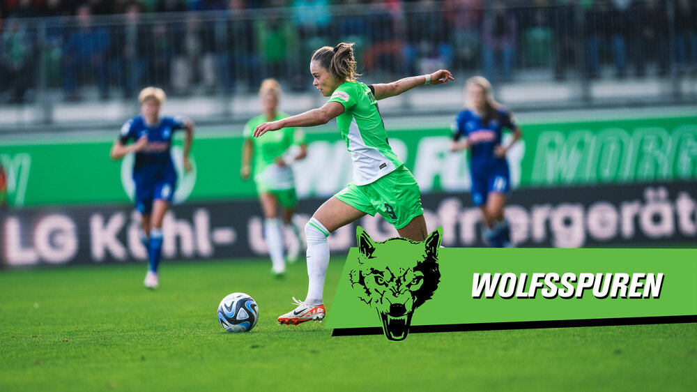 Ewa Pajor vom VfL Wolfsburg läuft fokussiert hinter dem Ball. Auf dem Bild befindet sich eine grüne Grafik mit der Aufschrift "Wolfsspuren".