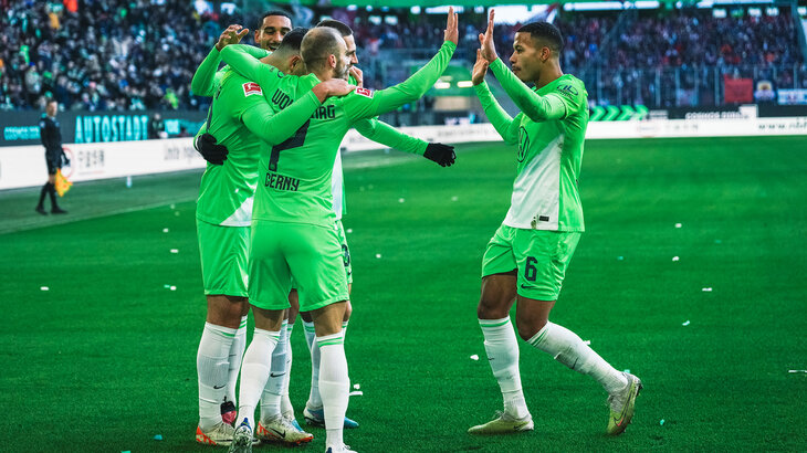 Die VfL Wolfsburg Spieler bejubeln einen Treffer auf dem Platz.