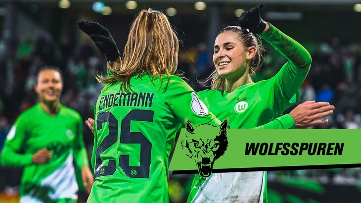 VfL-Wolfsburg-Spielerin Jule Brand jubelt mit Vivien Endemann. Der Schriftzug Wolfsspuren. 
