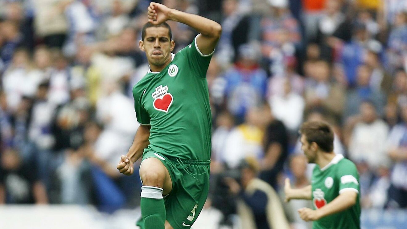 Der ehemalige Spieler Ricardo Costa des VfL Wolfsburg springt über das Spielfeld und jubelt.