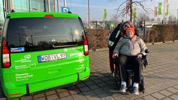 Ein Mann und eine Frau im ALS-Wölfe-Rollstuhl des VfL Wolfsburg.