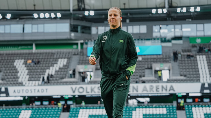 VfL-Wolfsburg-Spielerin Lynn Wilms geht durch die Volkswagen Arena.