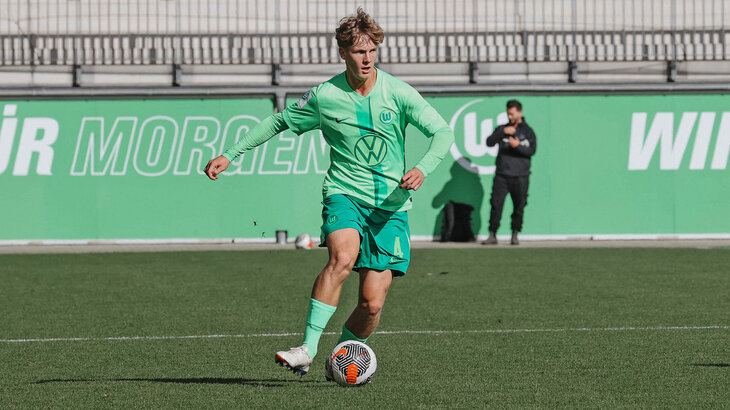 Ein Spieler der U19-Mannschaft des VfL Wolfsburg schießt den Ball.