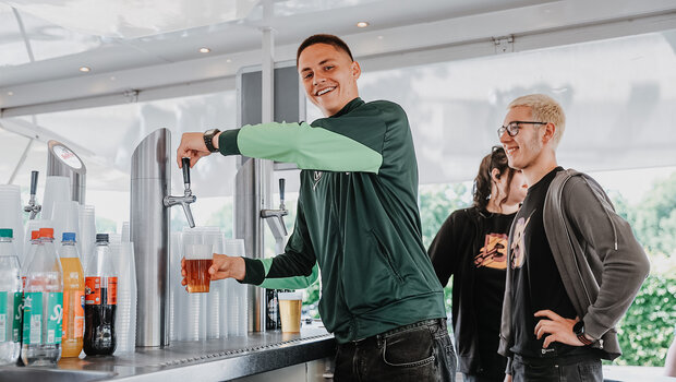 Bence Dardai vom VfL Wolfsburg im Bierwagen beim Bier zapfen.