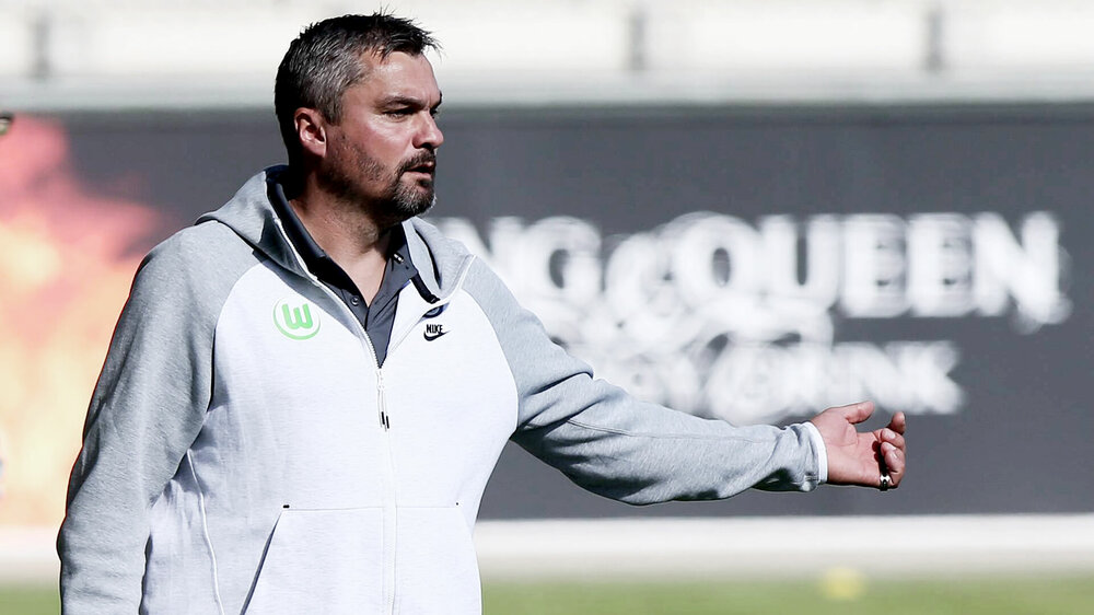 Trainer des VfL Wolfsburg Thomas Reis macht ein Handzeichen.