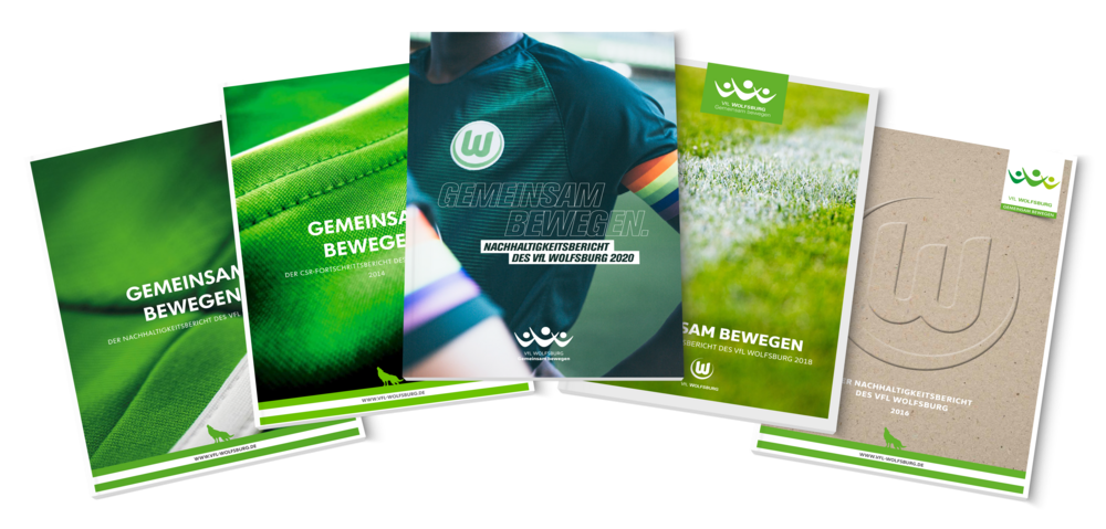 Die Nachhaltigkeitsberichte des VfL Wolfsburg von den letzten Jahren sind übereinander gestapelt. Obendrauf liegt die neueste Ausgabe des aktuellen Jahres.