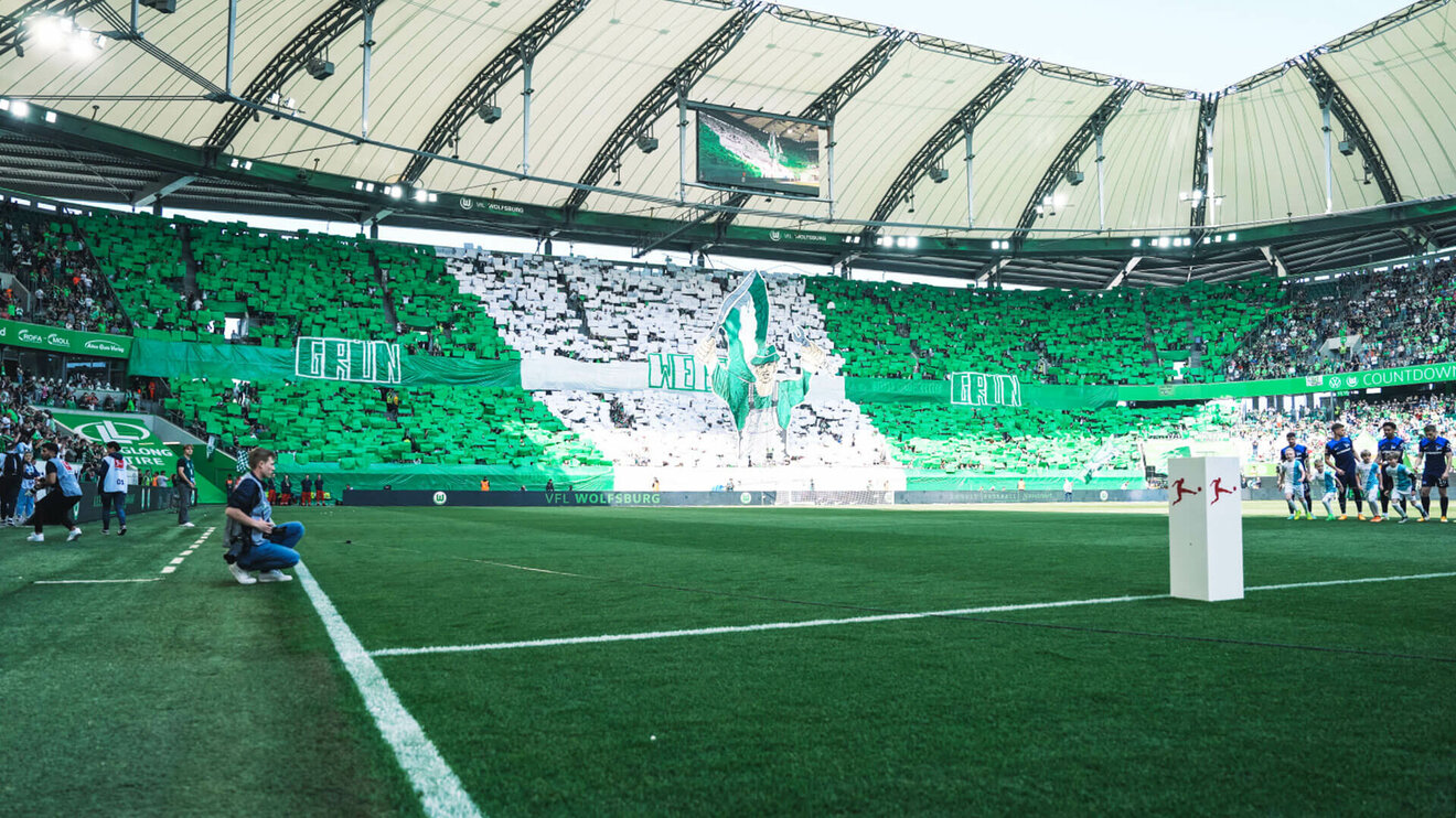 Grün-weiß-grüne Choreo der VfL-Wolfsburg-Fans in der Nordkurve.