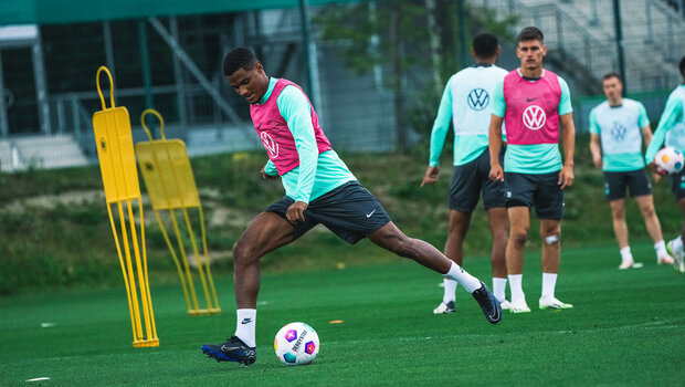 VfL Wolfsburg Spieler Sarr beim Schießtraining auf dem Platz an der Volkswagen Arena.