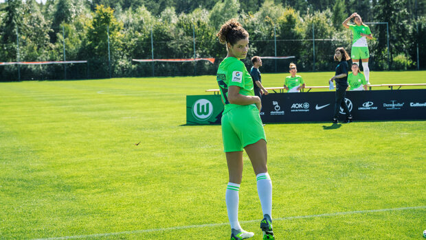 Die VfL Wolfsburg-Spielerin Dominique Janssen läuft zum Teamfoto.