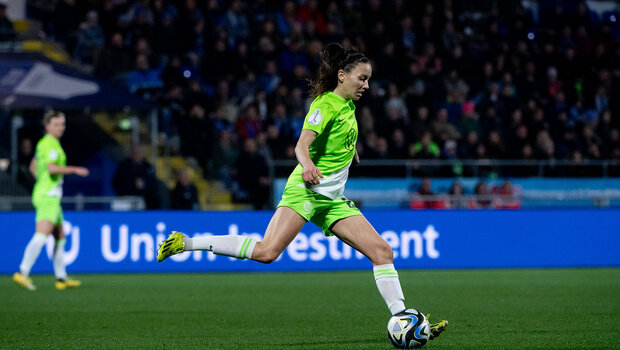 VfL-Wolfsburg-Spielerin Joelle Wedemeyer läuft mit dem Ball über den Rasen.