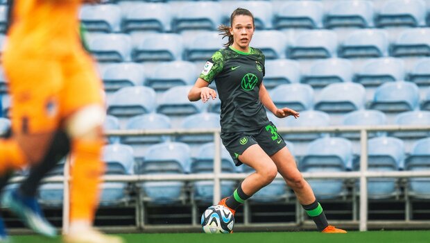 VfL Wolfsburg Spielerin Karla Brinkmann läuft mit dem Ball.