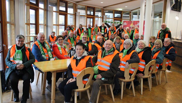 Die Mitglieder des WölfeCkub 55Plus posieren bei einer Brauereiführung in der Hasseröder Brauerei.