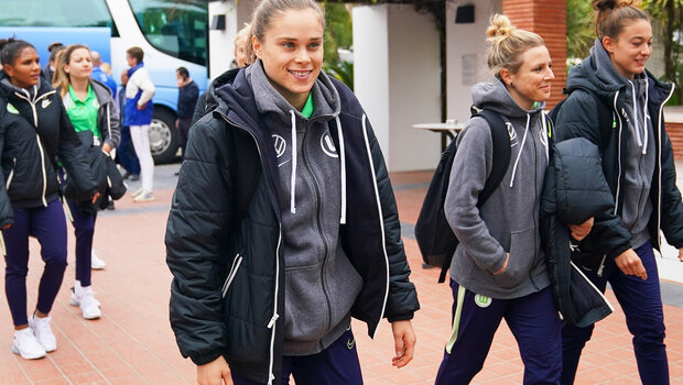 Ewa Pajor besucht in Trainingskleidung mit den anderen Wölfinnen das Trainingslager des VfL Wolfsburg.