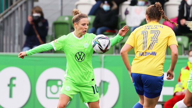 VfL Wolfsburg-Spielerin Svenja Huth nimmt einen Ball aus der Luft an im Spiel gegen Jena.