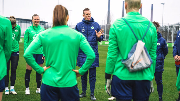 Der Cheftrainer der VfL-Wolfsburg-Frauen Tommy Stroot erklärt seinen Spielerinnen etwas auf dem Trainingsgelände.
