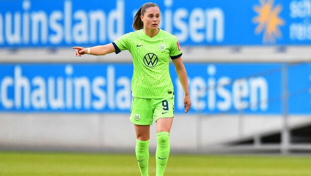 Ewa Pajor vom VfL Wolfsburg gibt Anweisungen und zeigt mit dem Finger in eine Richtung.