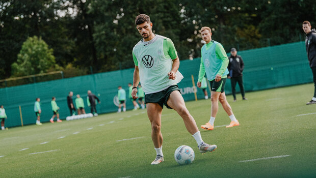 Der VfL-Wolfsburg-Spieler Konstantinos Koulierakis spielt den Ball.