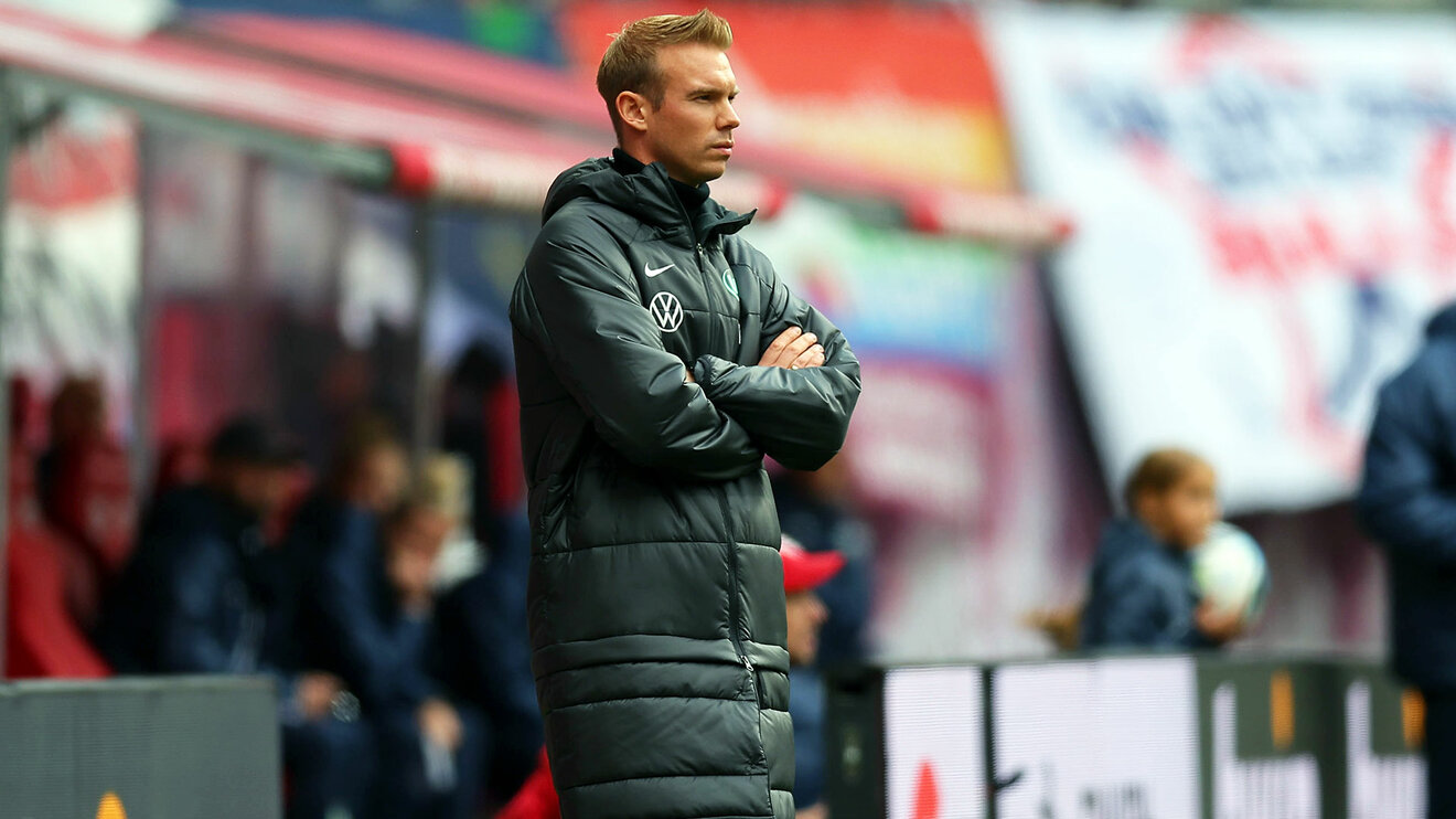 VfL-Wolfsburg-Trainer Tommy Stroot beobachtet kritisch das Spiel.