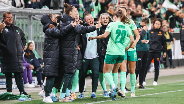 Tabea Sellner und ihre Teamkolleginnen jubeln am Spielfeldrand.