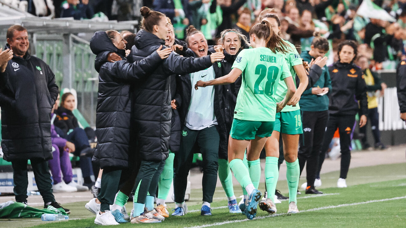 Tabea Sellner und ihre Teamkolleginnen jubeln am Spielfeldrand.