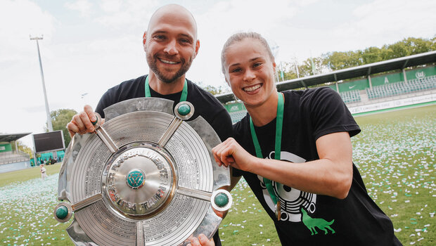 Stephan Lerch hält die Meisteschale in den Händen.