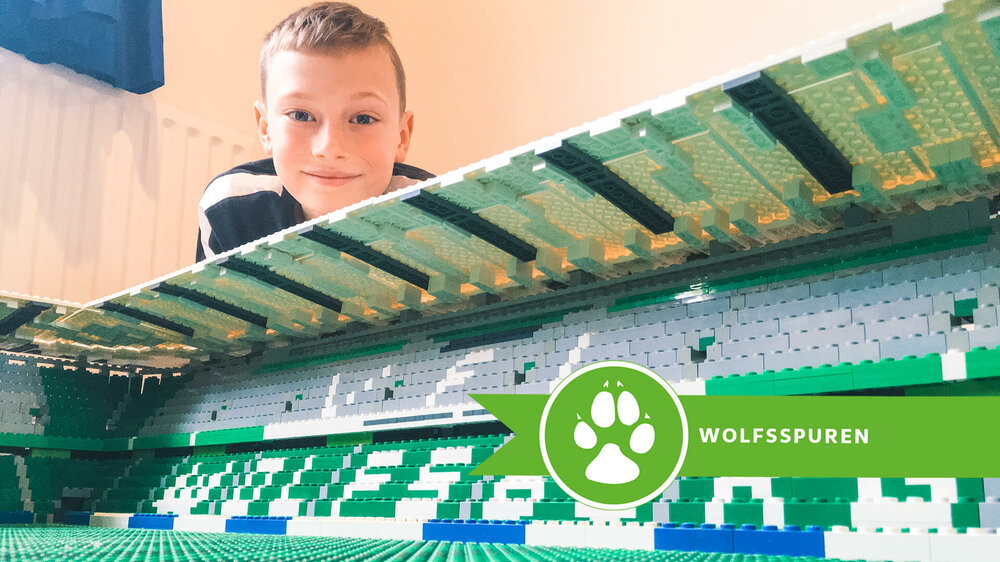 Ein junger Fan des VfL-Wolfsburg präsentiert stolz seine mit Lego nachgebaute Volkswagen-Arena.