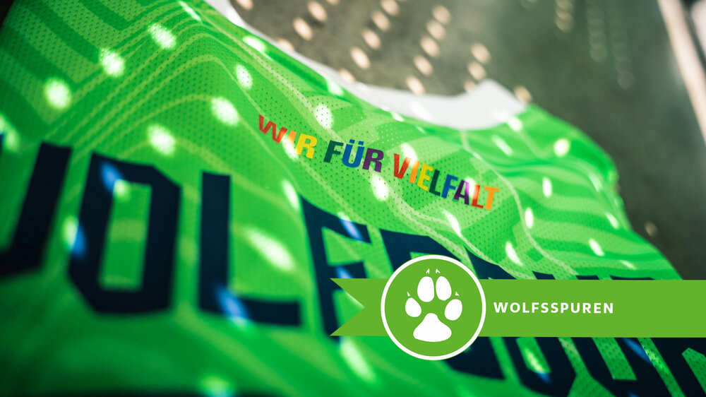 Nahaufnahme des Rückenflocks des VfL Wolfsburg #Vielfalt Trikots.