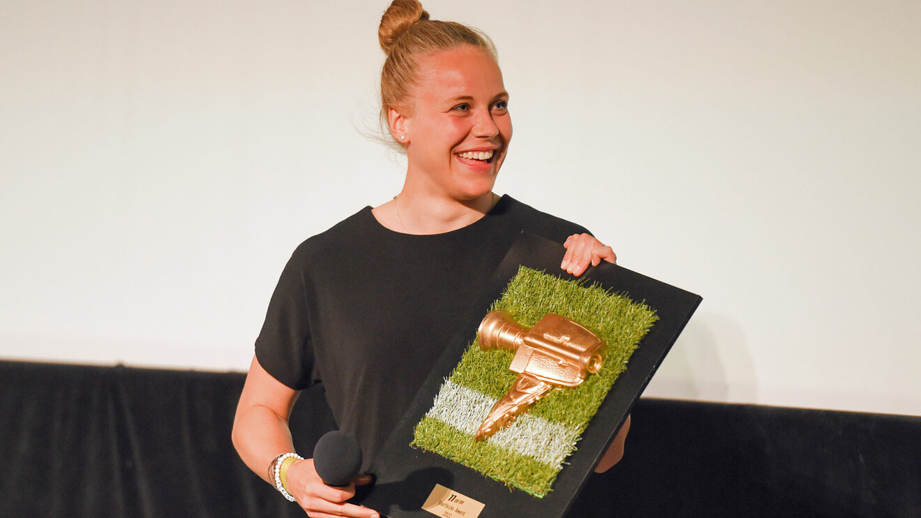 Die VfL Wolfsburg-Spielerin Pia Wolter hält die Auszeichnung für "Short kicks" in den Händen.