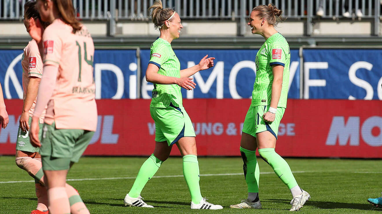 VfL-Wolfsburg-Spielerinnen Demann und Popp freuen sich im Spiel gegen Bremen.