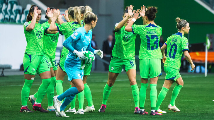 Die Spielerinnen des VfL Wolfsburg bejubeln einen Treffer.