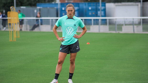 VfL Wolfsburg-Spielerin Ewa Pajor steht auf dem Trainingsplatz.