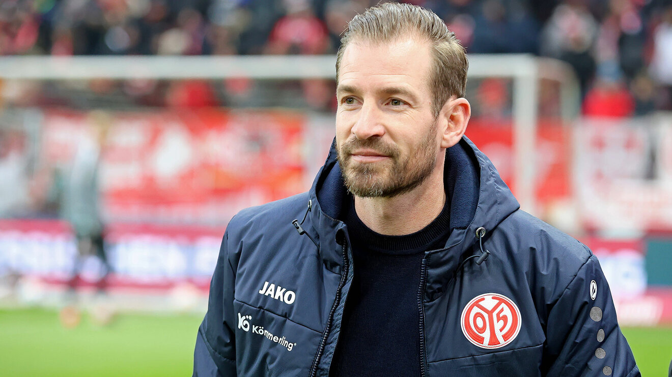 Mainz 05-Trainer Jan Siewert freudig im Portrait.