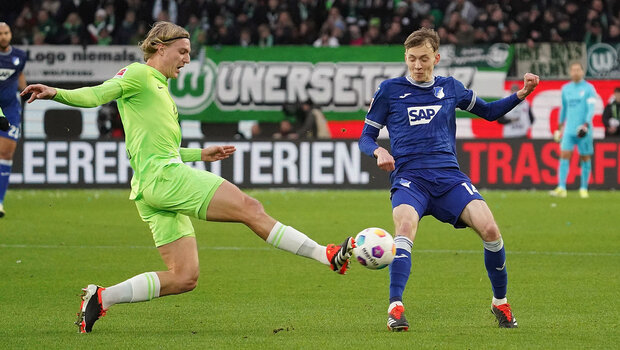 VfL-Wolfsburg-Spieler Bornauw verteidigt den Ball im Spiel gegen Hoffeneheim.