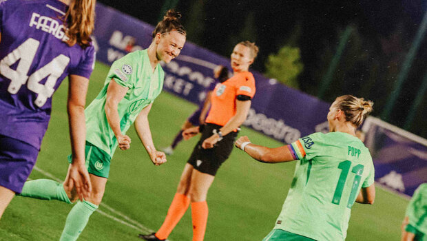 Die VfL-Wolfsburg-Spielerinnen Marina Hegering und Alex Popp jubeln zusammen nach einem Tor.