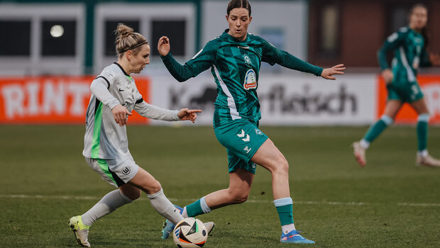 VfL-Wolfsburg-Spielerin Svenja Huth in einem Zweikampf mit einer Gegenspielerin des SV Werder Bremen.