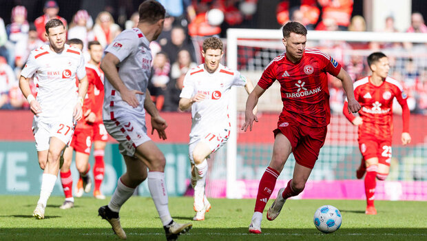der ausgeliehene VfL Wolfsburg Spieler Dzenan Pejcinovic im Trikot von Fortuna Düsseldorf auf dem Spielfeld.