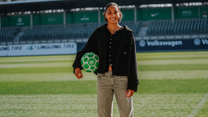 VfL-Wolfsburg-Neuzugang Cora Zicai steht mit einem Ball unterm Arm im AOK Stadion.