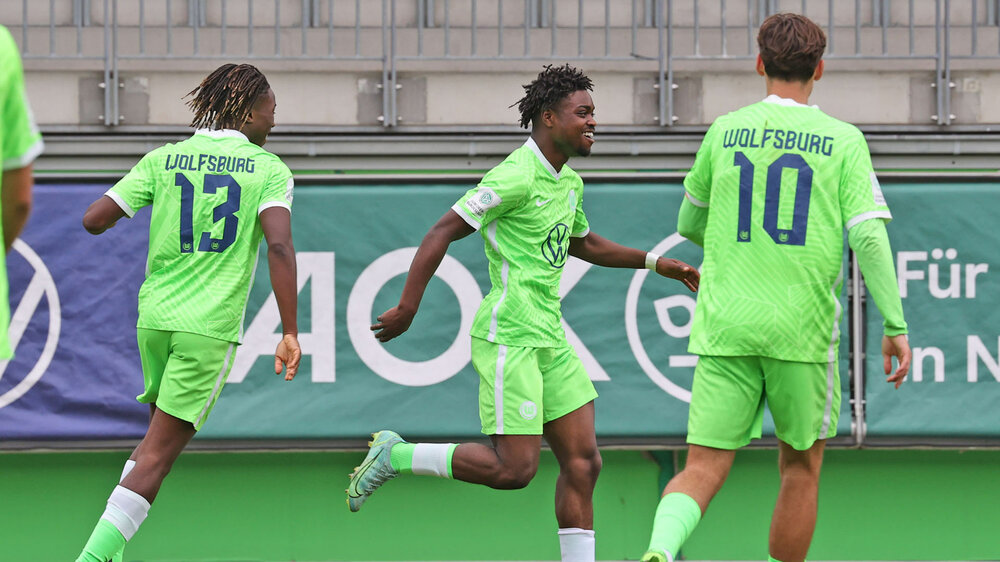 Die U19-Spieler des VfL Wolfsburg freuen sich.