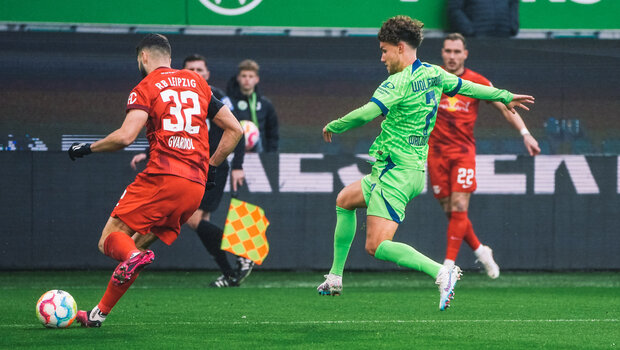 VfL-Wolfsburg-Spieler Luca Waldschmidt springt zu einem Gegenspieler, um den Ball abzuwehren.