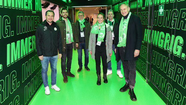 Partner des VfL Wolfsburg stehen im Gang zum Stadion.
