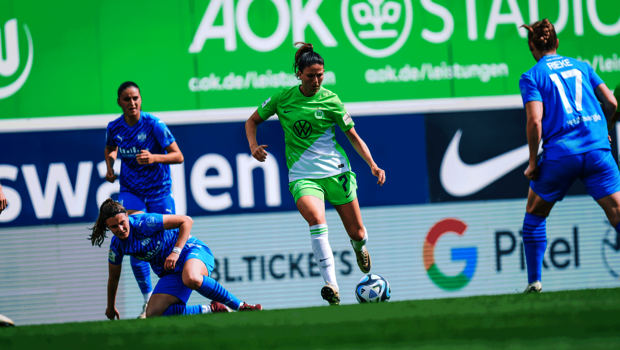 VfL-Wolfsburg-Spielerin Chantal Hagel im Zweikampf um den Ball mit einer Gegenspielerin. 