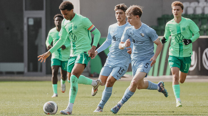 Nachwuchsspieler der U17-Mannschaft des VfL-Wolfsburg schießen den Ball.