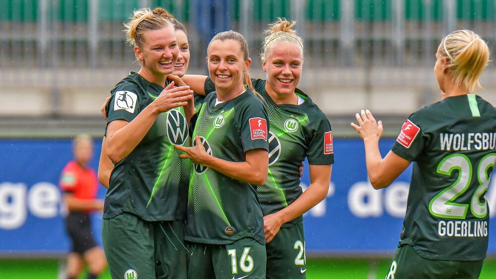 VfL Wolfsburg Spielerinnen bejubeln einen Treffer in einem Spiel.
