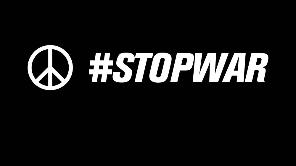 Weißer Schriftzug #STOPWAR auf schwarzen Grund.