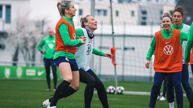 Die Spielerinnen des VfL-Wolfsburg versuchen einen Ball aus der Luft anzunehmen.