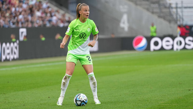 VfL Wolfsburg Spielerin Wilms sucht mit dem Ball am Fuß auf dem Spielfeld nach Mitspielerinnen.
